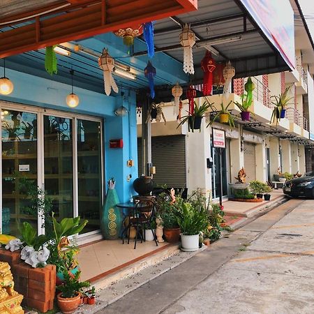 Aekkalukthai Hostel Rayong Extérieur photo