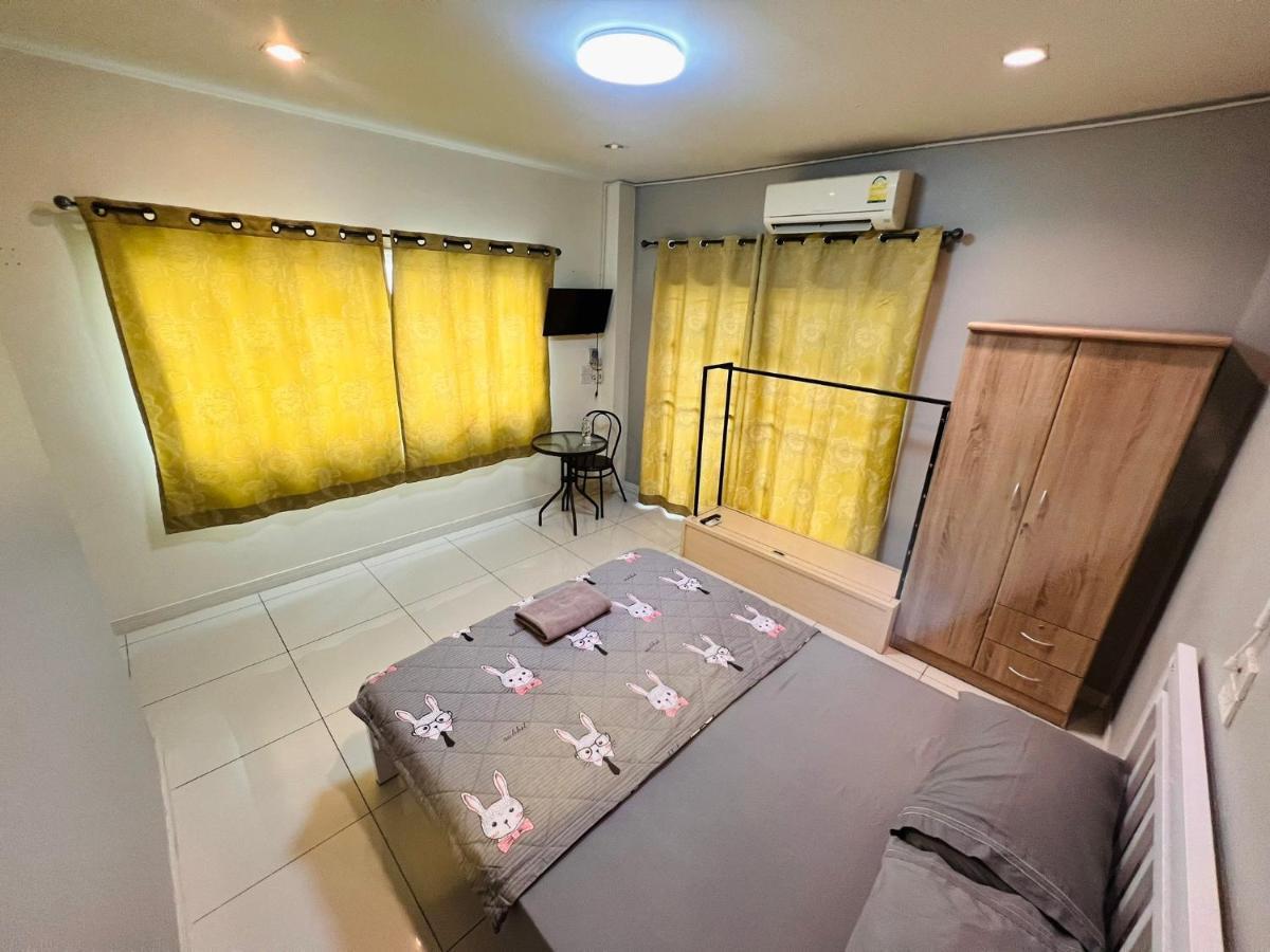 Aekkalukthai Hostel Rayong Extérieur photo