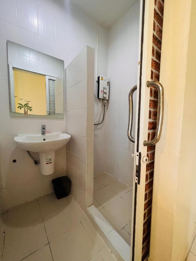 Aekkalukthai Hostel Rayong Extérieur photo