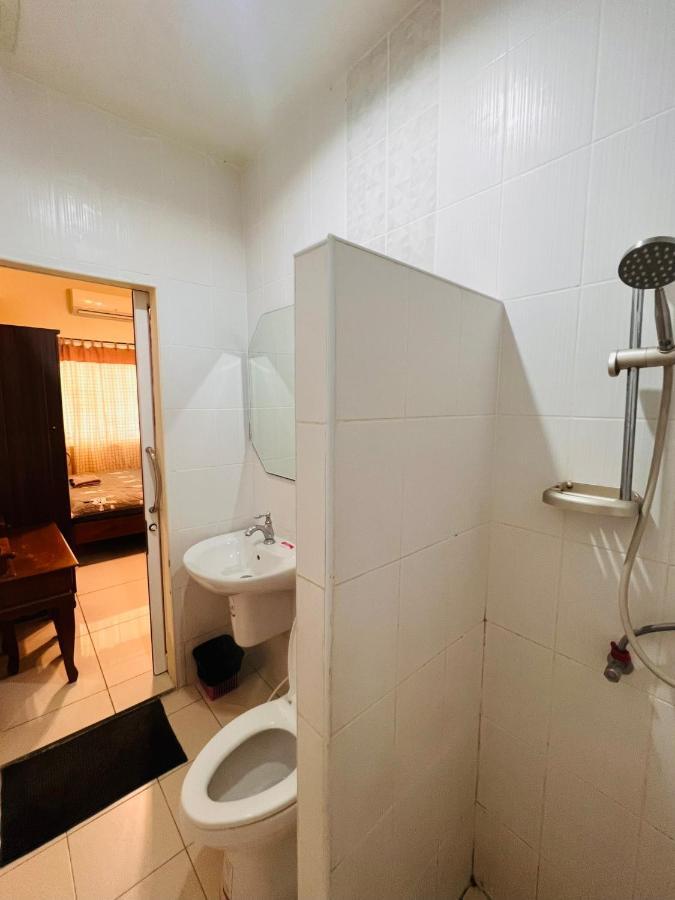 Aekkalukthai Hostel Rayong Extérieur photo
