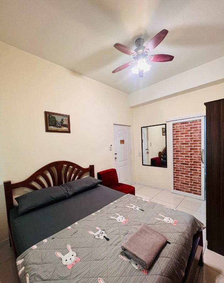 Aekkalukthai Hostel Rayong Extérieur photo