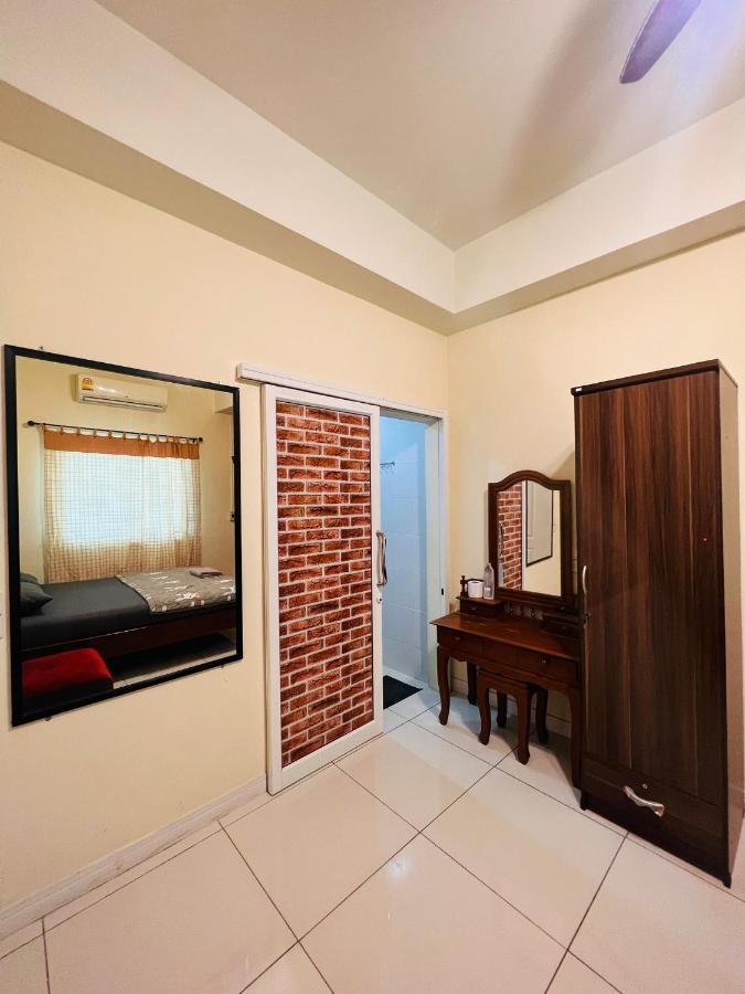 Aekkalukthai Hostel Rayong Extérieur photo