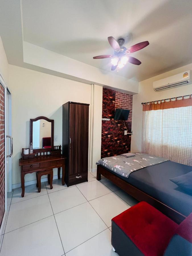 Aekkalukthai Hostel Rayong Extérieur photo