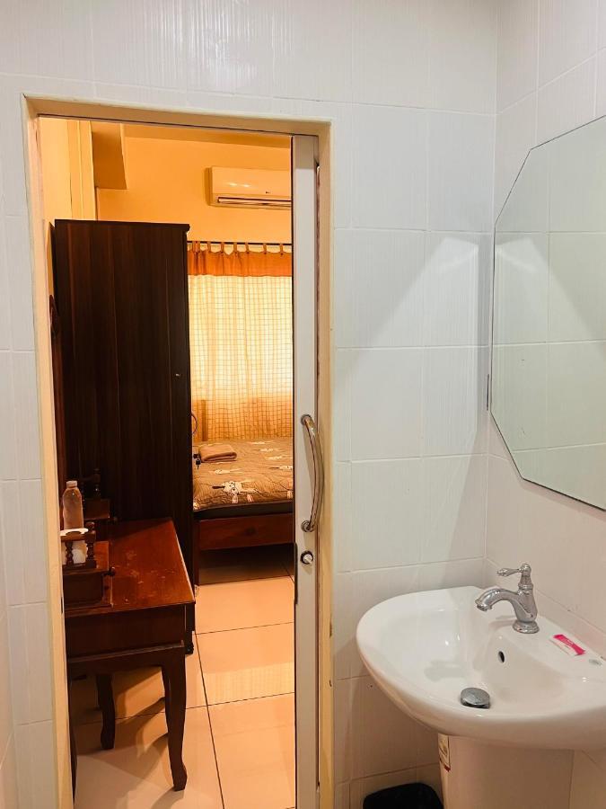 Aekkalukthai Hostel Rayong Extérieur photo